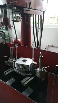 Bearbeitung eines Zylinders auf der Honmaschine